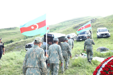 Kəlbəcər Rayon İcra Hakimiyyətinin başçısı Azər Qocayev, şəhid Babayeva Mədinə Rəhim qızının , Kəlbəcər rayonunda dəfin mərasimində iştirak edib.