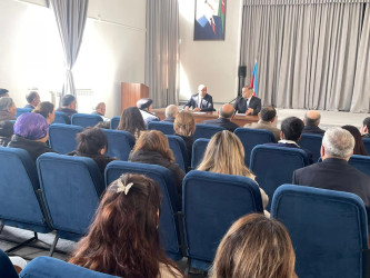 Kəlbəcər rayon İcra Hakimiyyətinin başçısı Azər Qocayev Abşeron rayonu, Mehdiabad qəsəbəsində, Kəlbəcər rayon 13 nömrəli tam orta məktəbin inzibati binasında həmin ərazidə yaşayan vətəndaşlarla görüşüb.