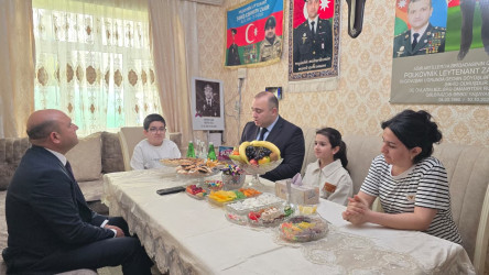 Kəlbəcər rayon İcra Hakimiyyətinin başçısı Azər Qocayev şəhid polkovnik-leytenant  Cəfərov Zaur Hüseyn oğlunun ailəsini ziyarət edib.