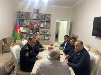Kəlbəcər rayon İcra Hakimiyyətinin başçısı Azər Qocayev Vətən Müharibəsi Qəhrəmanı,şəhid Anar Əliyevin ailəsini Kəlbəcər rayonunda  ziyarət edib.