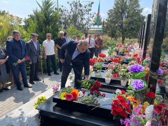 Kəlbəcər rayon İcra Hakimiyyətinin başçısı Azər Qocayev  “Qarabağ” ordenli şəhid, mayor Azər Mikayılovun ad günündə məzarını ziyarət edib.