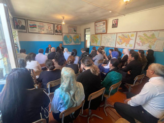 Kəlbəcər rayon İcra Hakimiyyətinin başçısı Azər Qocayev Abşeron şəhəri, Xırdalan şəhəri, Kəlbəcər rayon 20 saylı tam orta məktəbin inzibati binasında həmin ərazidə yaşayan vətəndaşlar üçün görüş  keçirib.