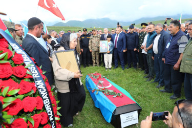 Kəlbəcər Rayon İcra Hakimiyyətinin başçısı Azər Qocayev, şəhid Kamalov Bahadur Məhəmməd oğlunun , Kəlbəcər rayonunda dəfin mərasimində iştirak edib.