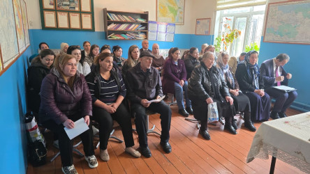 Kəlbəcər rayon İcra Hakimiyyətinin başçısı Azər Qocayev Abşeron rayonu ərazisində  müvəqqəti  fəaliyyət göstərən Kəlbəcər rayon 20 nömrəli tam orta məktəbin   inzibati binasında rayon sakinləri üçün səyyar-görüş qəbulunu keçirib.