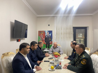 Kəlbəcər rayon İcra Hakimiyyətinin başçısı Azər Qocayev Vətən Müharibəsi Qəhrəmanı,şəhid Anar Əliyevin ailəsini Kəlbəcər rayonunda  ziyarət edib.