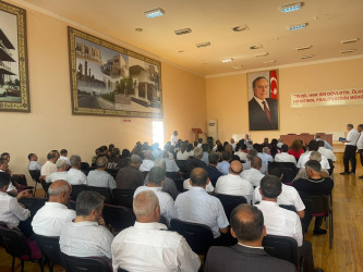 Kəlbəcər rayon İcra Hakimiyyətinin başçısı Azər Qocayev Tərtər rayonu, Şıxarx qəsəbəsində yerləşən Kəlbəcər rayon 34 nömrəli tam orta məktəbin inzibati binasında həmin ərazidə yaşayan vətəndaşlar üçün səyyar-görüş qəbulunu keçirib