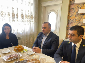 Kəlbəcər rayon İcra Hakimiyyətinin başçısı Azər Qocayev şəhid Qabilov İsmayıl Əli oğlunun ailəsini ziyarət edib.