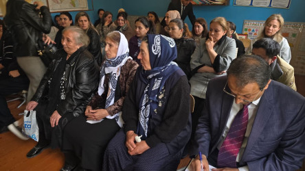 Kəlbəcər rayon İcra Hakimiyyətinin başçısı Azər Qocayev Abşeron rayonu ərazisində  müvəqqəti  fəaliyyət göstərən Kəlbəcər rayon 20 nömrəli tam orta məktəbin   inzibati binasında rayon sakinləri üçün səyyar-görüş qəbulunu keçirib.