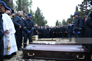 Dekabrın 29-da Heydər Əliyev Beynəlxalq Aeroportunda Bakı-Qroznı reysini yerinə yetirən “Embraer 190” tipli sərnişin təyyarəsinin qəzaya uğraması nəticəsində həlak olan ekipaj üzvləri II Fəxri xiyabanda torpağa tapşırılıb.