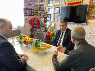 Kəlbəcər rayon İcra Hakimiyyətinin başçısı Azər Qocayev şəhid Salmanov Elçin Habil oğlunun ailəsini ziyarət edib.