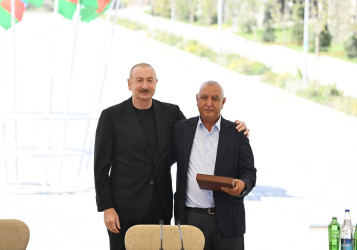 Avqustun 21-də Azərbaycan Respublikasının Prezidenti İlham Əliyev və birinci xanım Mehriban Əliyeva Kəlbəcər şəhərində 1-ci yaşayış kompleksinin ərazisində fərdi və çoxmərtəbəli evlərdə yaradılan şəraitlə tanış olub, buraya köçən sakinlərlə görüşüblər.