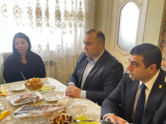 Kəlbəcər rayon İcra Hakimiyyətinin başçısı Azər Qocayev şəhid Qabilov İsmayıl Əli oğlunun ailəsini ziyarət edib.