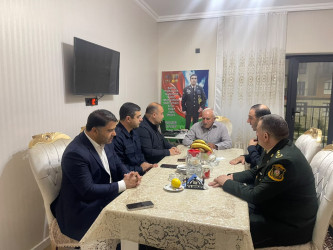 Kəlbəcər rayon İcra Hakimiyyətinin başçısı Azər Qocayev Vətən Müharibəsi Qəhrəmanı,şəhid Anar Əliyevin ailəsini Kəlbəcər rayonunda  ziyarət edib.