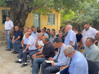 Kəlbəcər rayon İcra Hakimiyyətinin başçısı Azər Qocayev Ağsu rayonu, Hinqar kəndində və onun ətrafında müvəqqəti  yaşayan vətəndaşlar üçün səyyar-görüş qəbulunu keçirib.