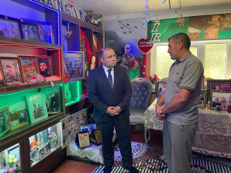 Kəlbəcər Rayon İcra Hakimiyyətinin başçısı Azər Qocayev  27 sentyabr “Anım Günü” ilə əlaqədar antiterror əməliyyatlarında şəhid olmuş Tağızadə Cahangir Qurban  oğlunun ailəsini ziyarət edib.