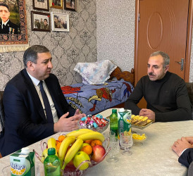 Kəlbəcər rayon İcra Hakimiyyətinin başçısı Azər Qocayev şəhid Salmanov Elçin Habil oğlunun ailəsini ziyarət edib.