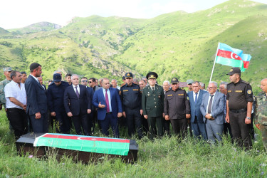 Kəlbəcər Rayon İcra Hakimiyyətinin başçısı Azər Qocayev, şəhid Babayeva Mədinə Rəhim qızının , Kəlbəcər rayonunda dəfin mərasimində iştirak edib.